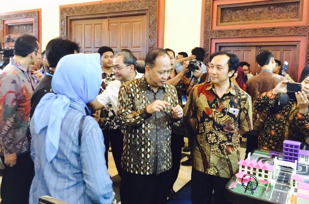 Menteri Riset, Teknologi, Dan Pendidikan Tinggi Kunjungi Stand UGM di Pameran Ristekdikti 2017