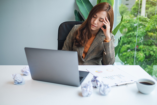 Businesswoman get stressed with screwed up papers and laptop on Software Asset Management Terbaik untuk Perusahaan 2