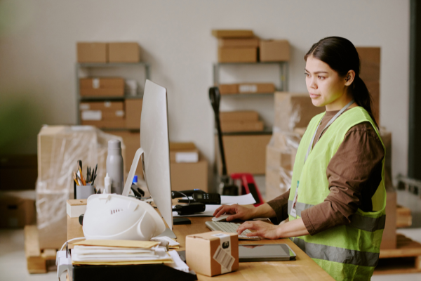 Optimalkan Manajemen Stok dengan Aplikasi Inventaris yang Tepat 1 Mengapa Aplikasi Inventaris Penting untuk Mengurangi Biaya Operasional?